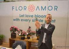 Christoph Stevens with FlorAmor. Around the nursery, a lot of wildflowers a have sown. With the help of a beekeeper, they managed to harvest some honey, this year actually no less than 200 kilo. 